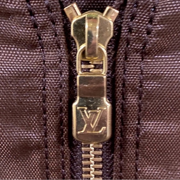 Authentic Louis Vuitton garment cover bag with 1 hanger in new condition. - Picture 4 of 5